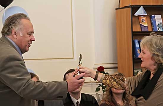 На вручении Премии имени В.П. Крапивина. Вручение памятного знака от Муниципального объединения библиотек Екатеринбурга